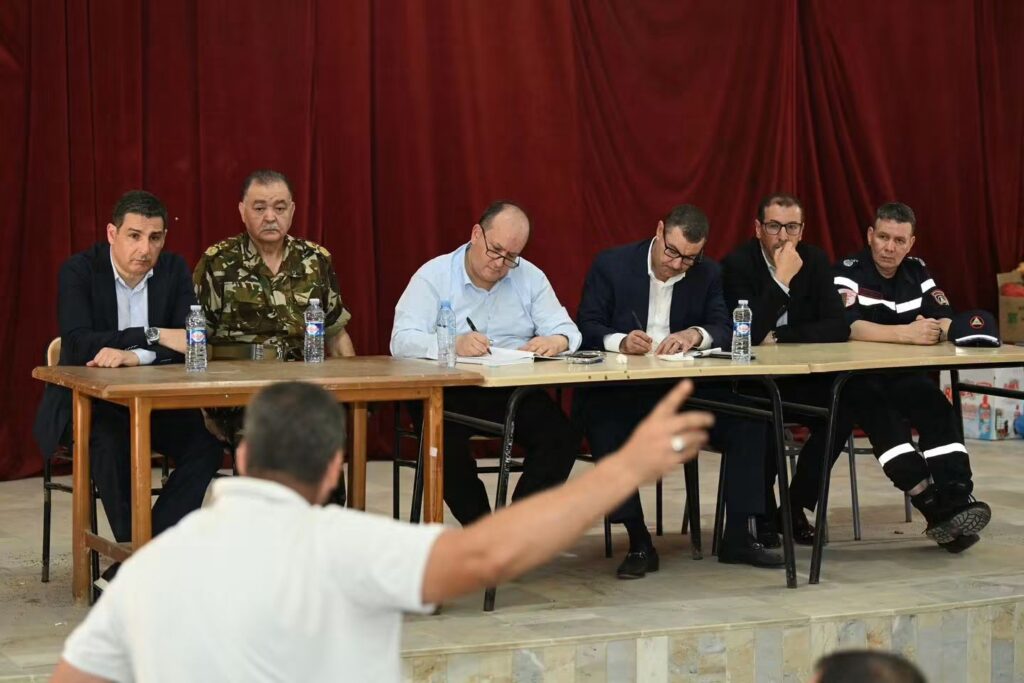 Incendies en Algérie : Face à la colère des sinistrés à Jijel, Sifi Ghrieb s’engage Incendies en Algérie : à Jijel, le Premier ministre Sifi Ghrieb fait face à la colère des victimes et s'engage à répondre à toutes les urgences.