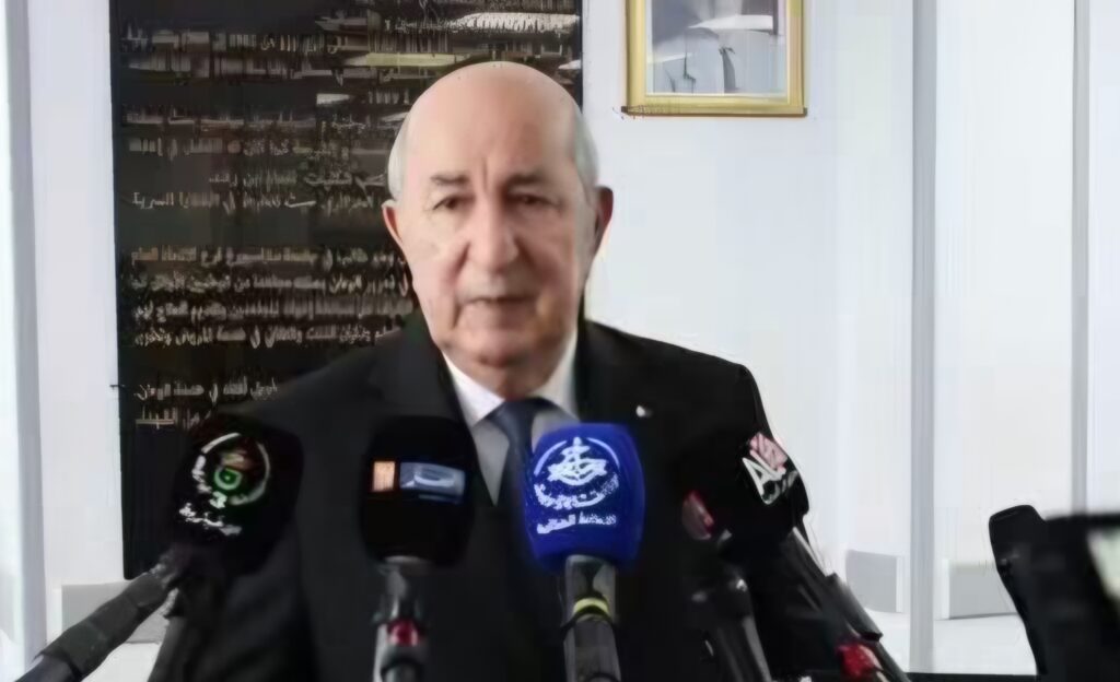 Face aux incendies en Algérie, le président Tebboune salue la solidarité nationale et convoque une réunion d'urgence avec l'Armée pour adopter des mesures de prévention globales.