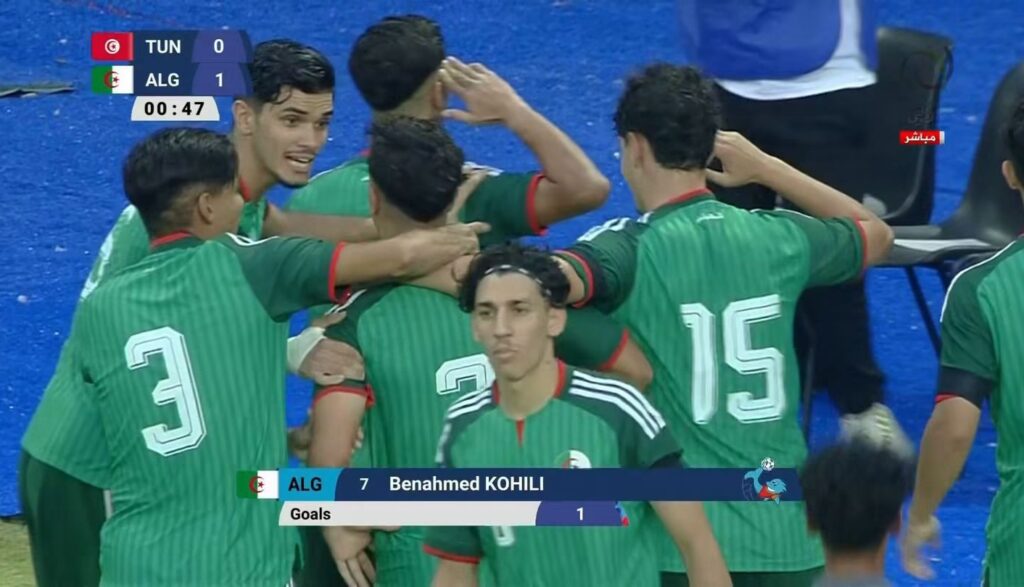 L’Algérie U21 décroche la médaille d’or aux Jeux Méditerranéens 2026 ! Grâce à un doublé de Ben Ahmed Kohili et au coaching de Brahim Hemdani, les Verts battent la Tunisie en finale