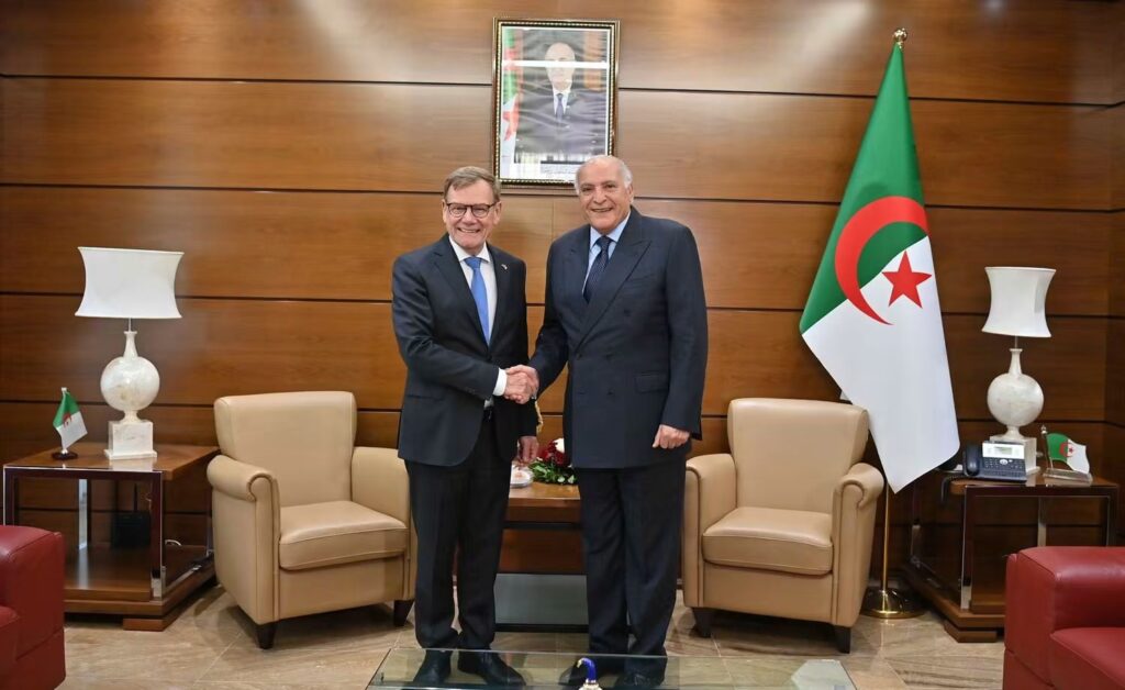 Le ministre allemand Johann Wadephul est en visite en Algérie. Rencontre avec Ahmed Attaf, partenariats économiques, énergie et enjeux au Sahel.