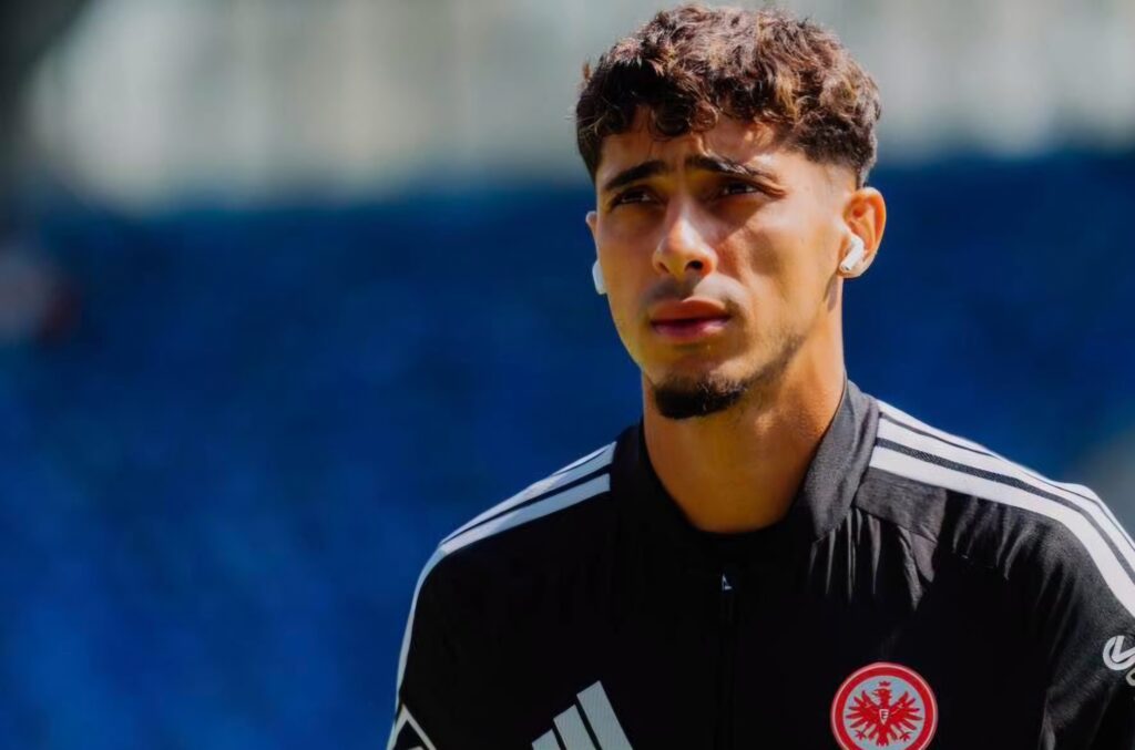 Annoncé sur le départ de l'Eintracht Francfort, Farès Chaïbi négocie avec Crystal Palace. Prix du transfert, intérêt de Newcastle et détails de la piste Premier League.