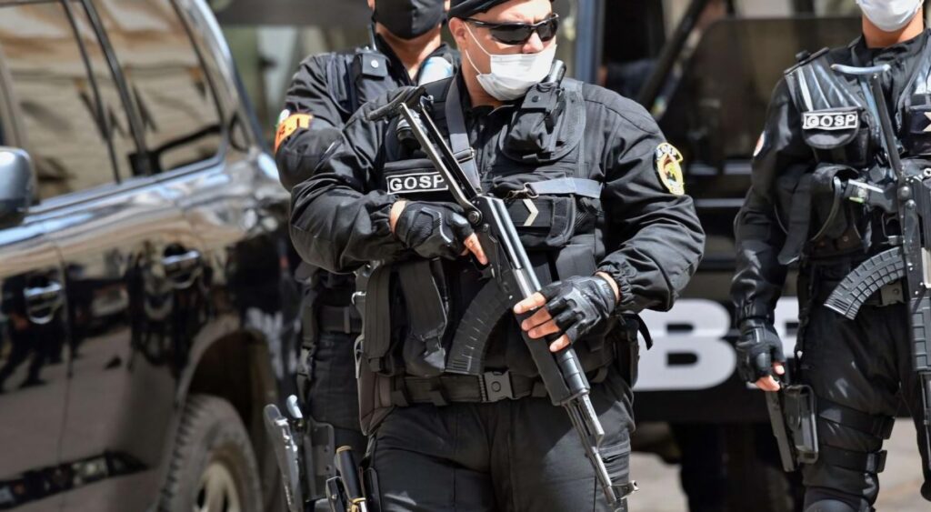 Oran : Démantèlement d’un vaste réseau transnational de blanchiment d’argent de 7 380 milliards de centimes Le SRLCO d'Oran démantèle un réseau transnational de blanchiment d'argent : 14 arrestations, 33 sociétés fictives et 62 milliards de centimes de biens saisis.