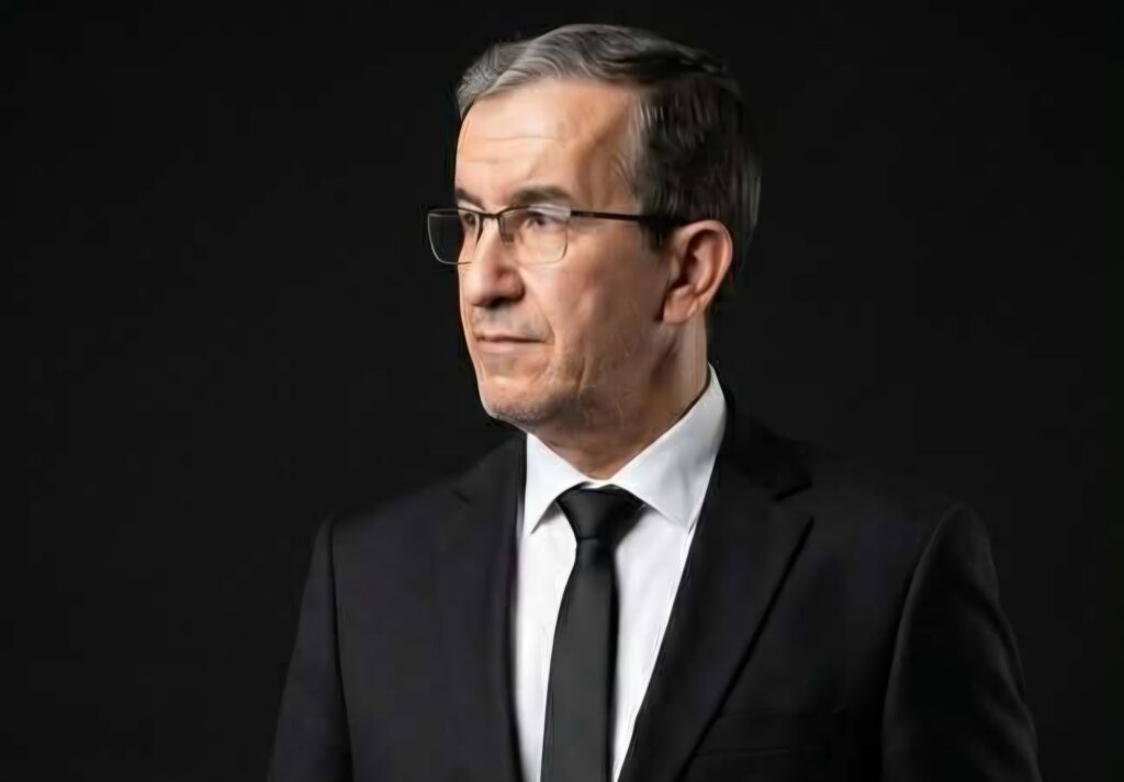 « Celui qui est incapable d’éteindre les feux de forêt ne devrait pas allumer les feux de la discorde sur les réseaux sociaux » Face aux incendies de forêt, le Dr Lakhdar Amokrane (Jil Jadid) appelle à dépasser la gestion de crise réactive et à rejeter la surenchère politique et numérique.