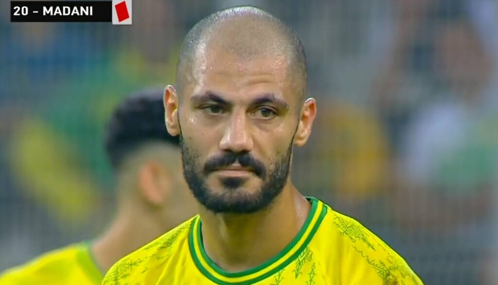 JSK : Mohamed-Lamine Madani poussé vers la sortie ? Mohamed-Lamine Madani ne ferait plus partie des plans de Karim Belhocine et pourrait quitter la JSK avant la fin du mercato.