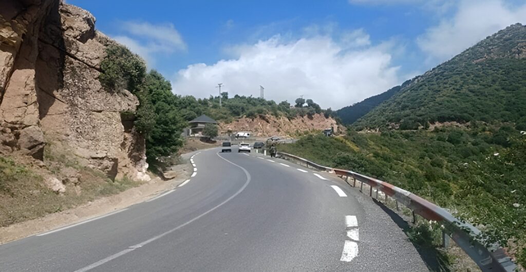 Découvrez les détails sur la fermeture de la RN 33 à Bouira : durée des travaux de sécurisation, tronçon concerné vers Tikjda et impact sur la circulation.
