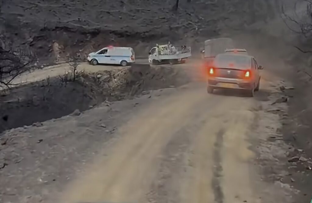 Face aux incendies en Algérie, le gouvernement déploie un plan d'urgence pour réhabiliter le réseau routier endommagé à Jijel et sécuriser les usagers.