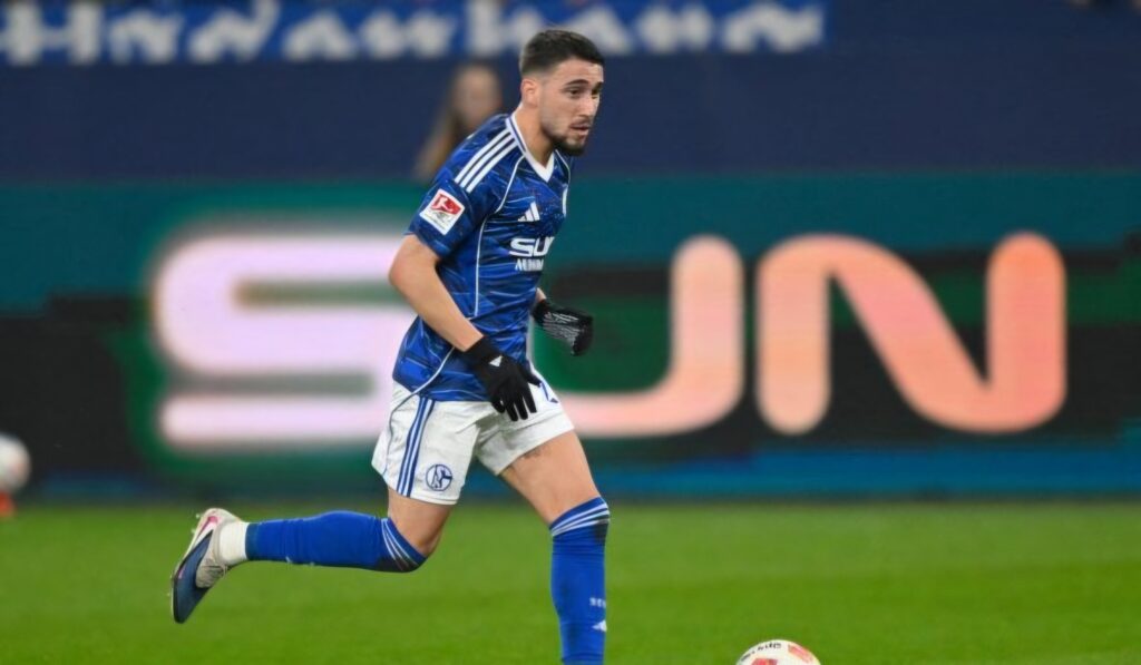 Adil Aouchiche devrait finalement prolonger son contrat avec Schalke 04 jusqu’en 2030 et devenir l’un des joueurs les mieux rémunérés du club allemand.