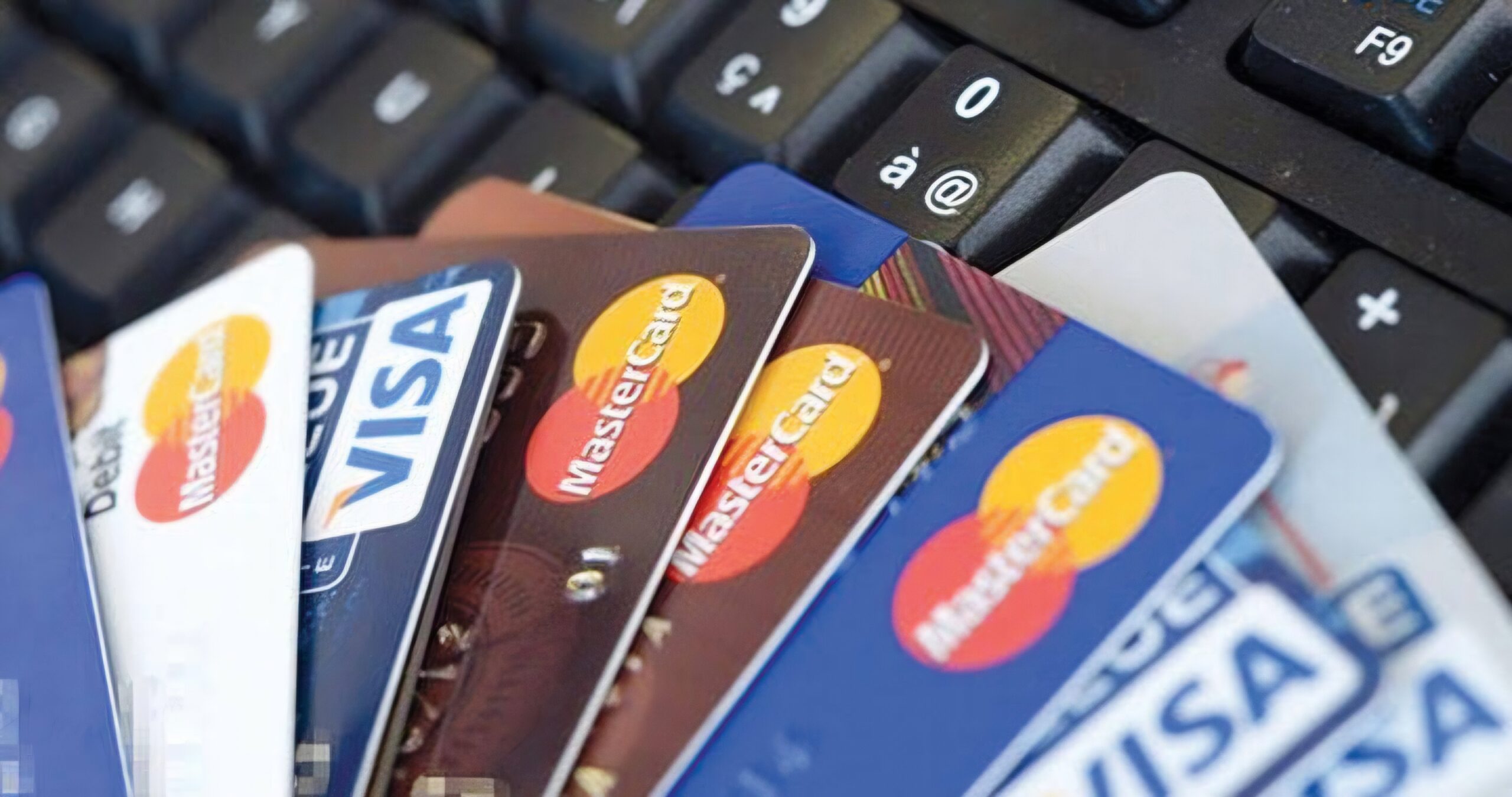 Cartes bancaires internationales en Algérie : réductions, achats en ligne et nouvelles facilités banquaires