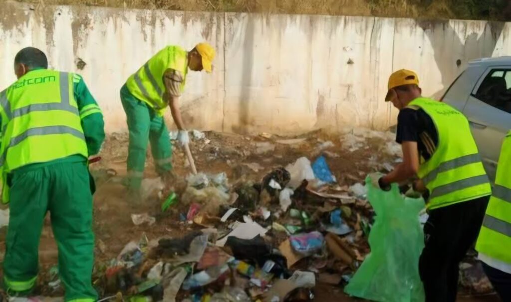 Face aux défaillances d'hygiène à Alger, le ministre-wali lance un plan d'urgence et une grande campagne de nettoyage ce week-end. Découvrez les détails.