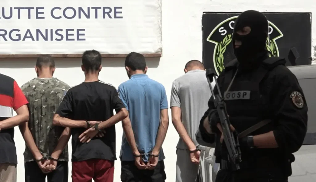 Démantèlement d'un réseau d'escroquerie automobile à Oran et Tlemcen : 7 arrestations, 4 véhicules et 2,6 milliards de centimes saisis par la Sûreté nationale.