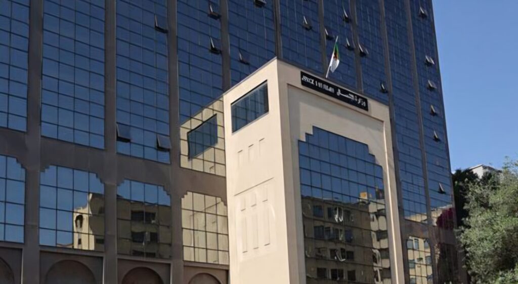 Présidence : Tebboune fait le ménage au ministère de la Communication Le président Abdelmadjid Tebboune poursuit le remaniement institutionnel en limogeant le Secrétaire général du ministère de la Communication, Elyes Bouricha.