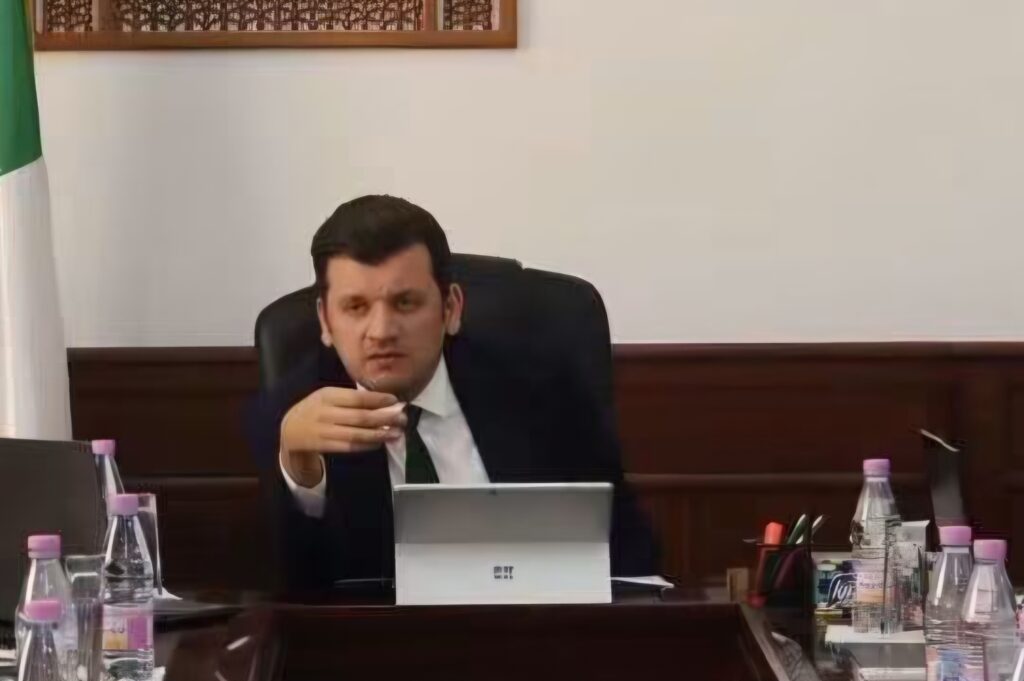 Après deux mois de silence suite au scandale des moutons importés, le ministre Yacine Mahdi Oualid réapparaît publiquement Après 2 mois d'absence suite au scandale des moutons importés, le ministre Yacine Mahdi Oualid réapparaît pour gérer l'urgence des indemnisations post-incendies.