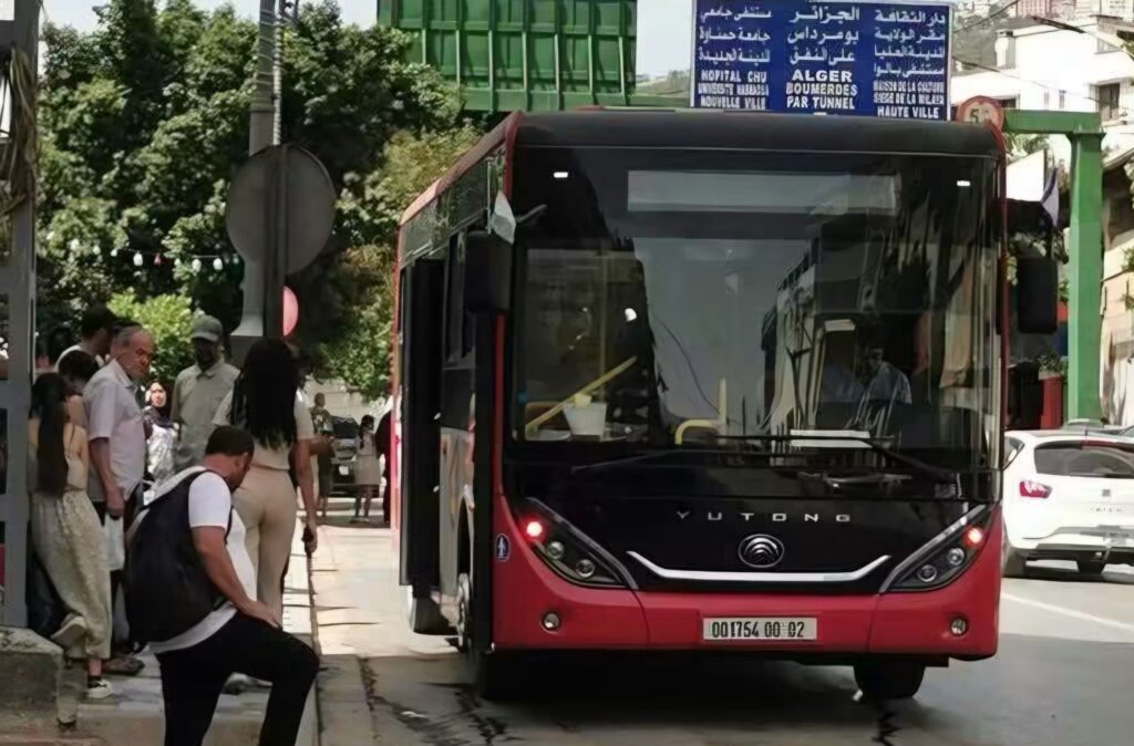 Tizi-Ouzou : Entre bus neufs et étudiants en « galère » Malgré l'arrivée de 35 bus neufs pour l'ETUSTO à Tizi-Ouzou, le transport reste une galère quotidienne pour les étudiants, notamment vers Boghni et Draâ El Mizan.