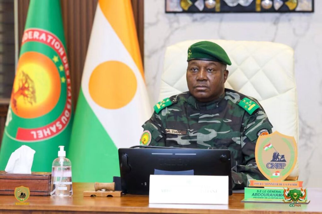 Niger-France : Niamey charge Paris et salue Alger ! Niamey accuse le régime d’Emmanuel Macron d’avoir orchestré la tentative de putsch au Niger. Découvrez les détails de la mutinerie et le soutien de l’Algérie.
