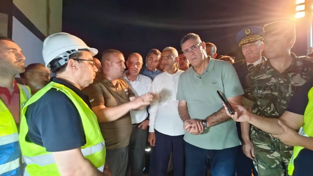 Coupure d’eau à Alger et Boumerdès : Bouzegza fixe un ultimatum de 48h pour réparer la conduite du barrage de Taksebt Coupures d'eau à Alger et Boumerdès : suite à la rupture de la conduite de Taksebt, le ministre de l'Hydraulique exige une réparation sous 48 heures.