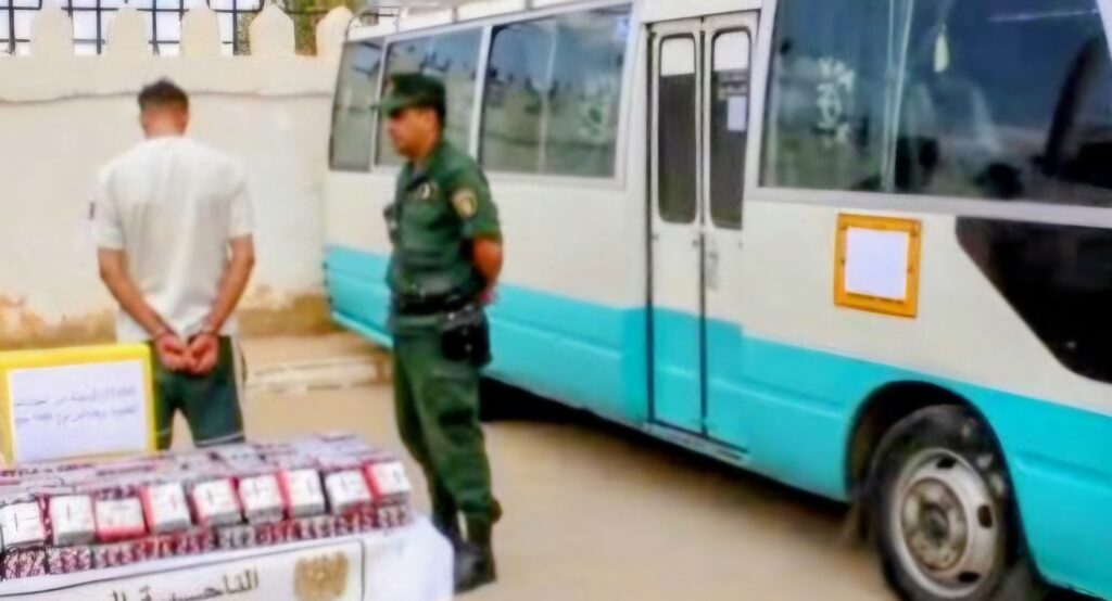 Touggourt : Quand un bus de ligne se mue en « mule » à quatre roues À Touggourt, la gendarmerie a intercepté un bus à vide reconverti en « mule » géante