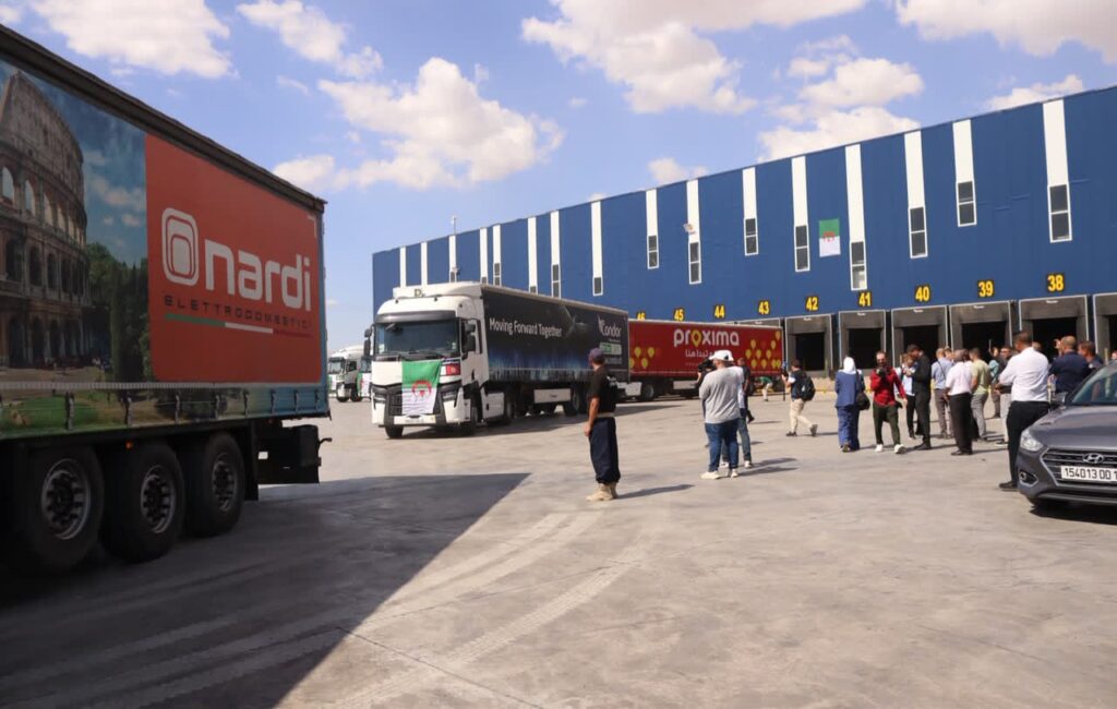 Exportations : le « Made in Algeria » conquiert les marchés étrangers avec l’électroménager L'Algérie accélère ses exportations hors hydrocarbures. Découvrez comment l'électroménager et l'électronique locaux conquièrent l'Afrique et le Moyen-Orient.