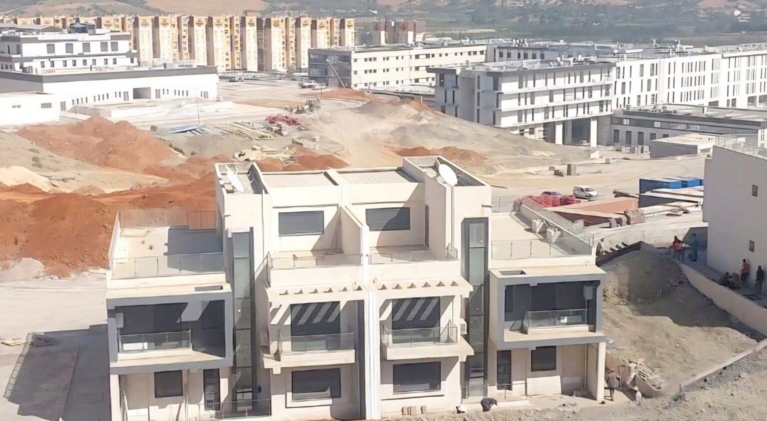 Tizi Ouzou : le nouveau CHU d’Oued Fali bientôt livré Découvrez le futur CHU de 500 lits à Tizi Ouzou. Une prouesse architecturale signée Cosider qui promet de moderniser le secteur de la santé en Kabylie.