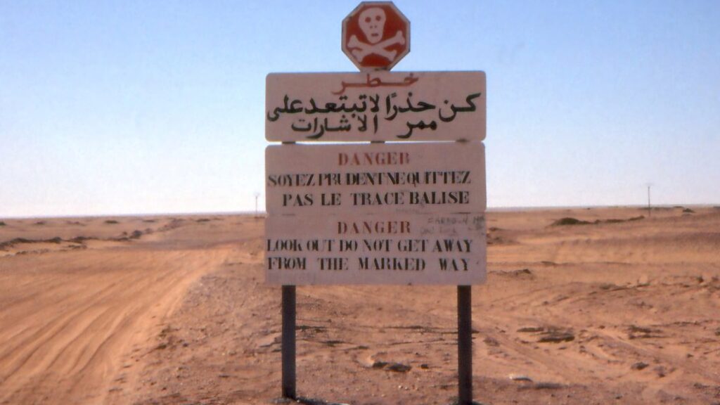 Surnommé le « pays de la soif », le désert du Tanezrouft s’apprête à devenir le nouvel épouvantail des réseaux criminels en Afrique du Nord.