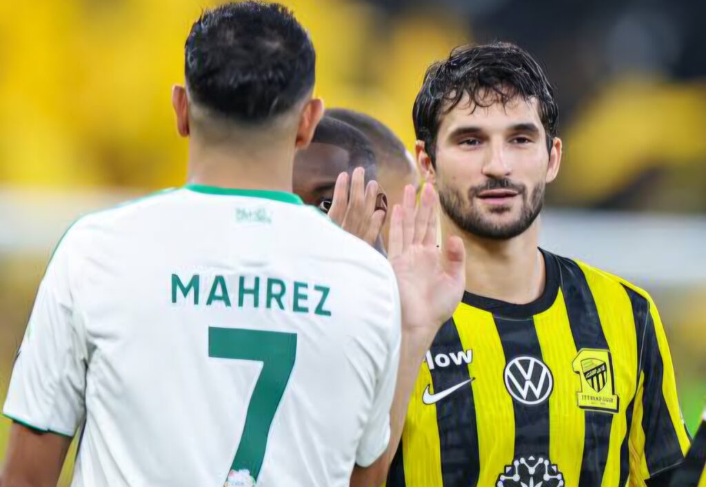 Algérie : Aouar tresse des lauriers à Mahrez Houssem Aouar place Mahrez au sommet