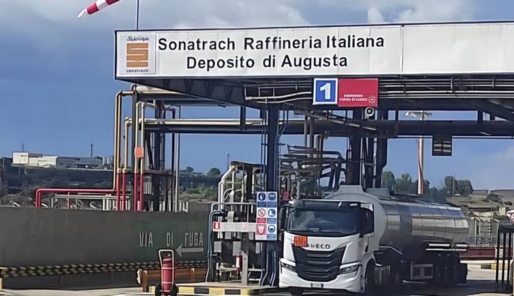 Algérie – Azerbaïdjan : Comment le pétrole de la SOCAR va alimenter la raffinerie d’Augusta de Sonatrach Sonatrach mise sur le pétrole léger de la SOCAR pour approvisionner sa raffinerie d'Augusta en Sicile. Analyse d'un partenariat stratégique entre l'Algérie et l'Azerbaïdjan.